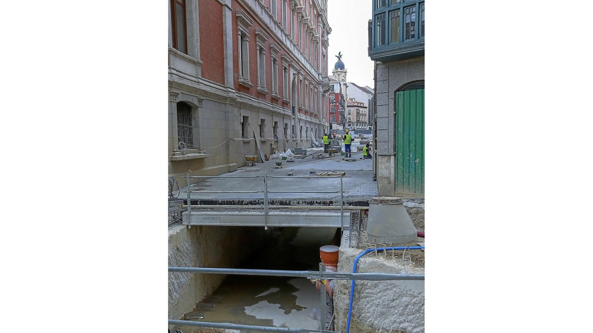 Obras en la calle Jesús.-J.M. LOSTAU