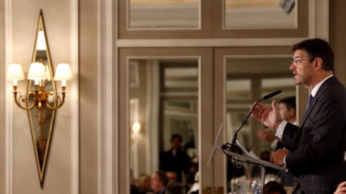 El ministro de Justicia, Rafael Catalá, durante su intervención en un desayuno informativo este lunes en Madrid.-EFE / JAVIER LIZÓN
