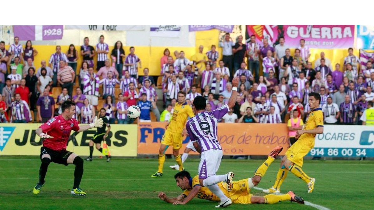 Javi Guerra marca gol en Santo Domingo en el playoff de ascenso en 2012. / J. B.