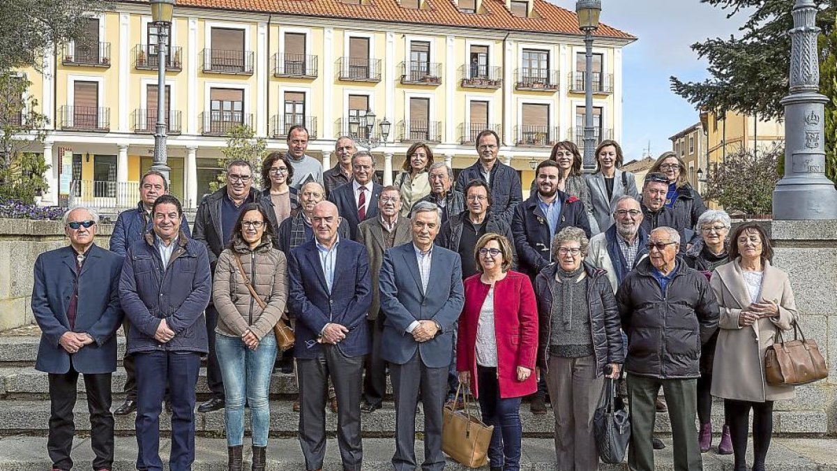 Foto de familia de ediles y secretarios de Tierra de Campos ayer, junto a Carnero, en Medina de Rioseco.-E.M.