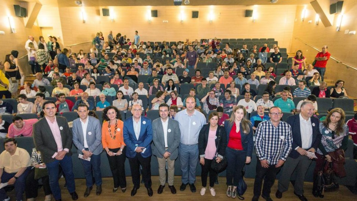 Foto de familia de los participantes en el IX Encuentro de Personas Usuarias de la Red Integrada de Servicios para Personas con Discapacidad-ICAL