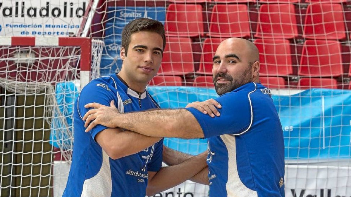 Nico López y Luisma Losarque simulan una acción de defensa con la camiseta del Atlético Valladolid.-Miguel Ángel Santos