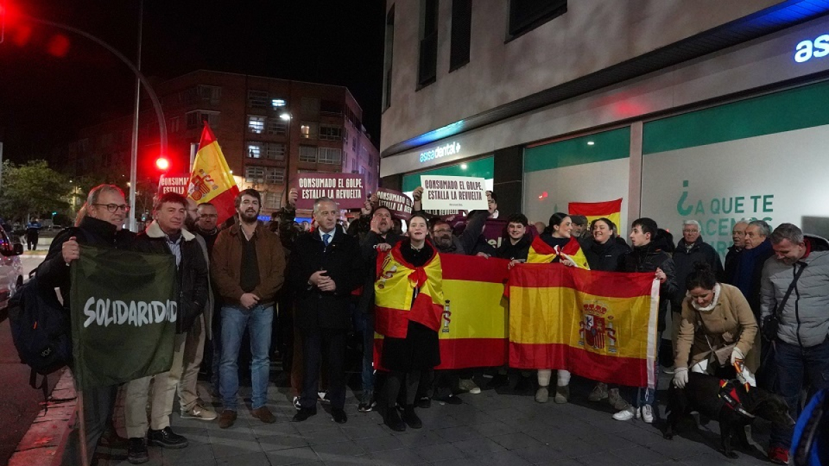 Concentración de Vox ante la sede del PSOE de Valladolid en protesta por la amnistía. Asisten Juan García-Gallardo, Mariano Veganzones y Pablo Sáez. ICAL
