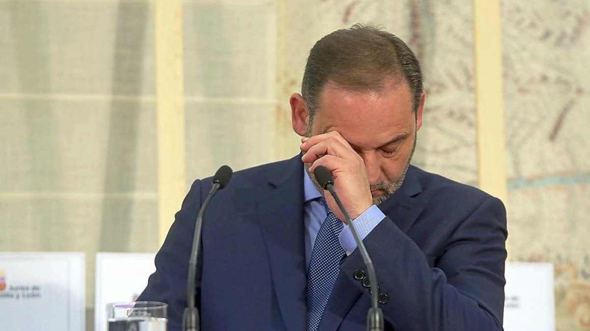 El mjnistro de Fomento, José Luis Ábalos, durante su comparecencia ante los periodistas tras la entrevista con el presidente de la Junta.-ICAL