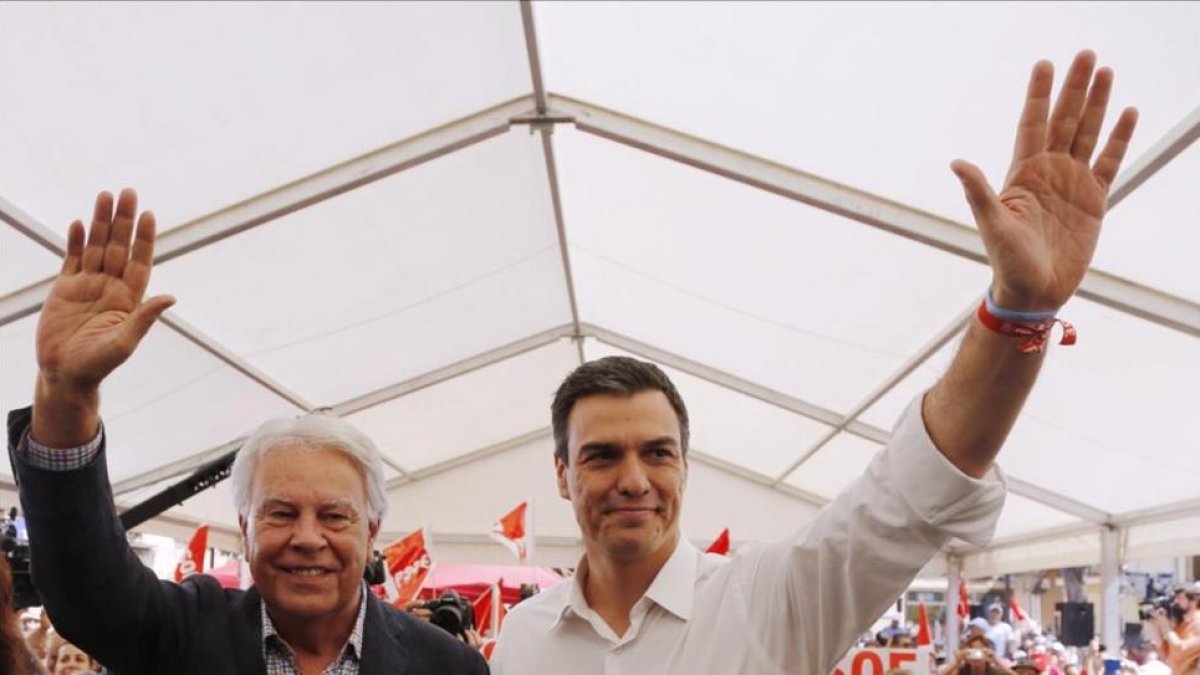 Felipe González y Pedro Sánchez, este viernes en Madrid.-AGUSTÍN CATALÁN