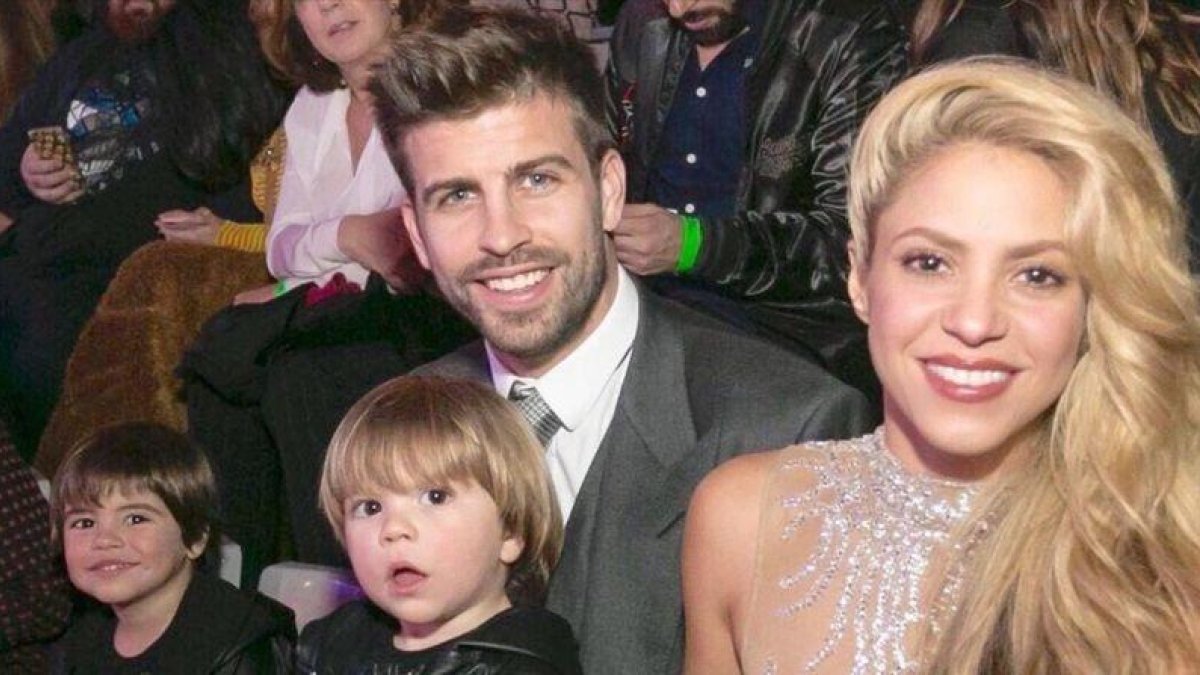 Shakira, su pareja, el futbolista Gerard Piqué y sus hijos, Milan y Sasha.-