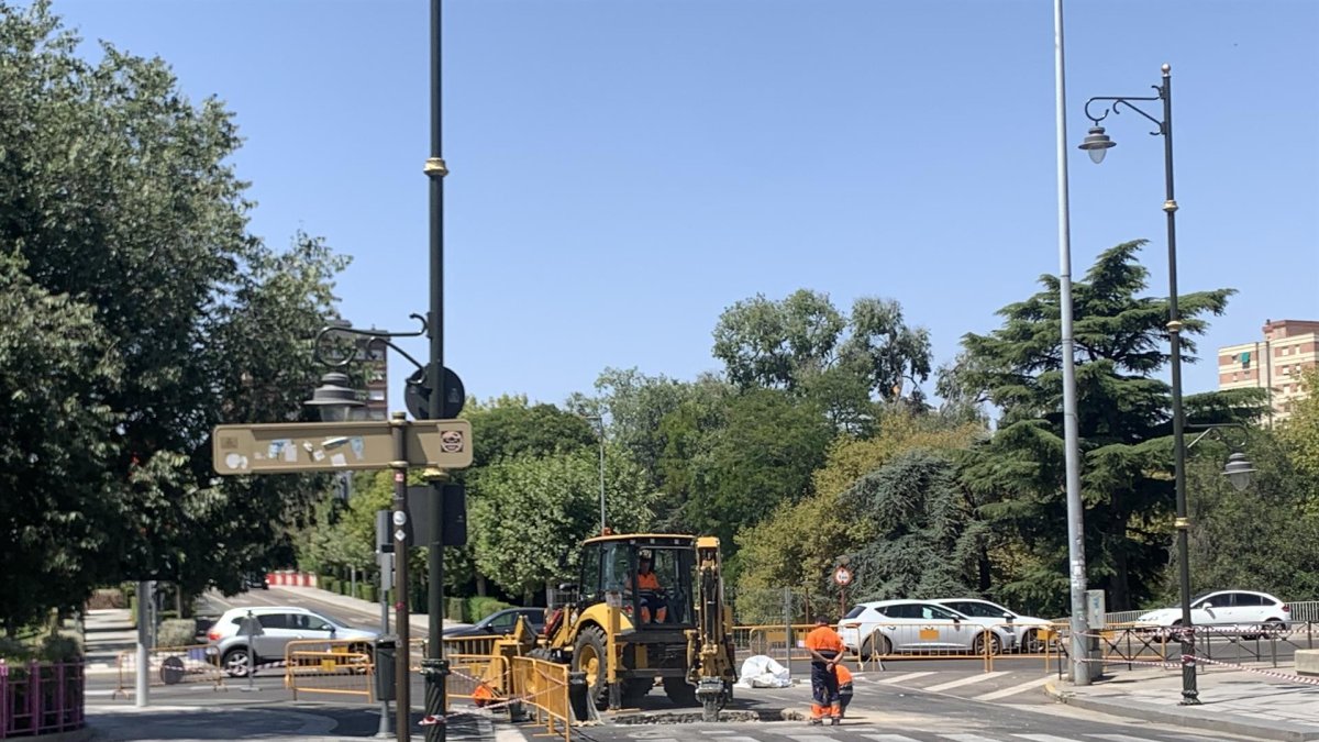 Obras en la plaza de Poniente que han obligado a cortar el tráfico. - EUROPA PRESS