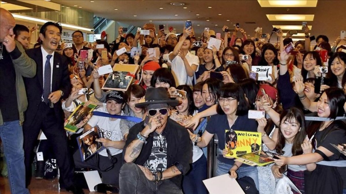 Johnny Depp, sin un duro, desata la locura en el aeropuerto de Tokio.-fotopress