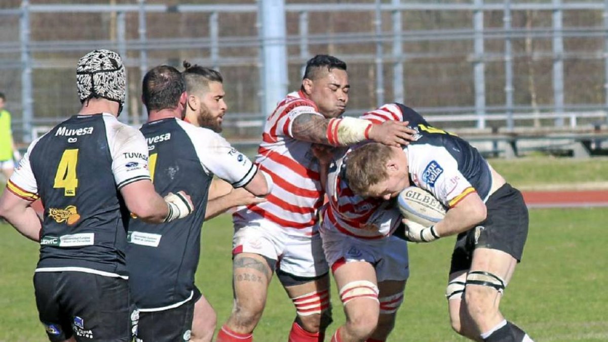Connor McDonald intenta avanzar con el oval en Vigo-Jorge Castro