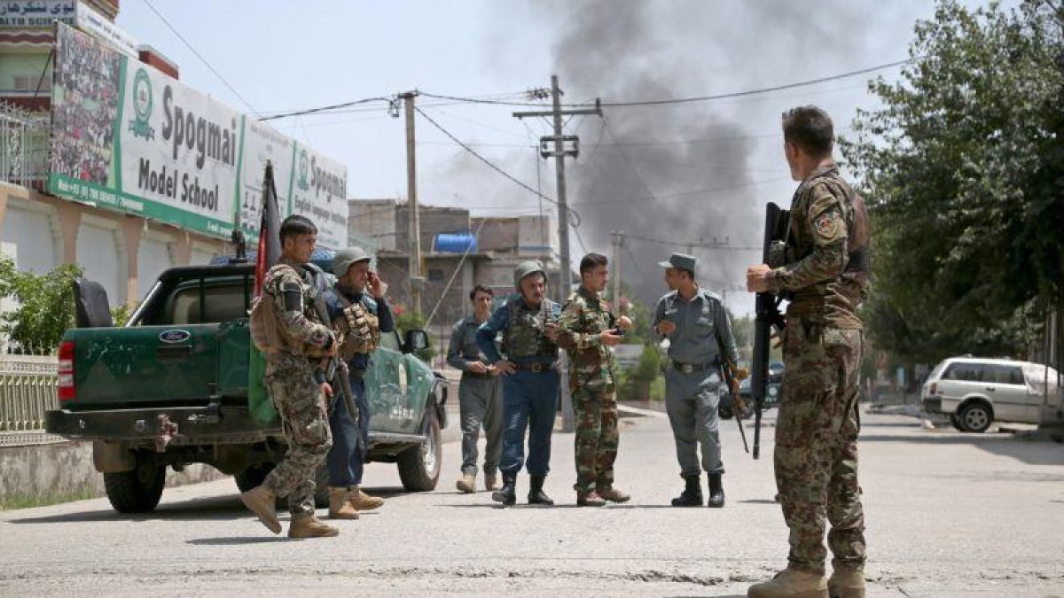 Militares afganos rodean los accesos a la zona del atentado, en Jalalabad.-GHULAMULLAH HABIBI (EFE)