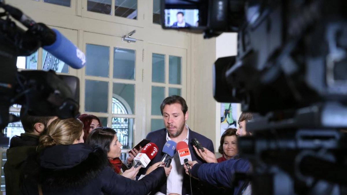 El alcalde de Valladolid, Óscar Puente, atiende a los medios en su visita al CEIP García Quintana.-ICAL