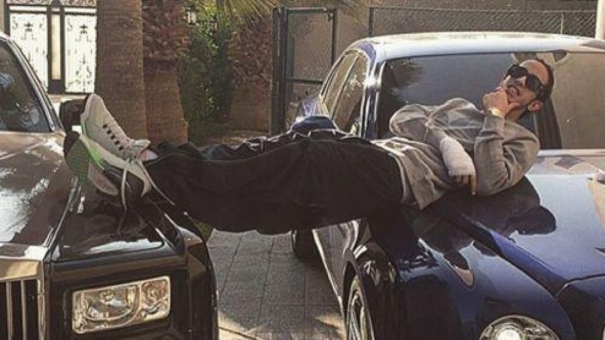 Un joven saudí con dos coches de alta gama.-INSTAGRAM