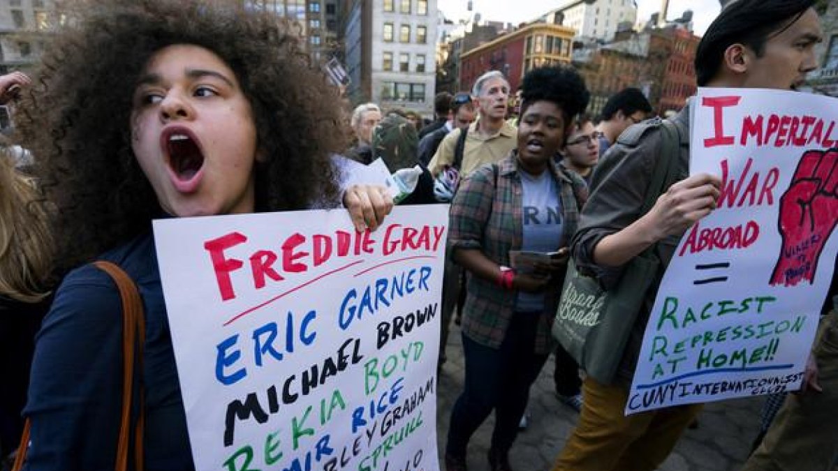 Protesta contra la violencia policial en Union Square, en Nueva York, a finales de abril del 2015.-AP / CRAIG RUTTLE