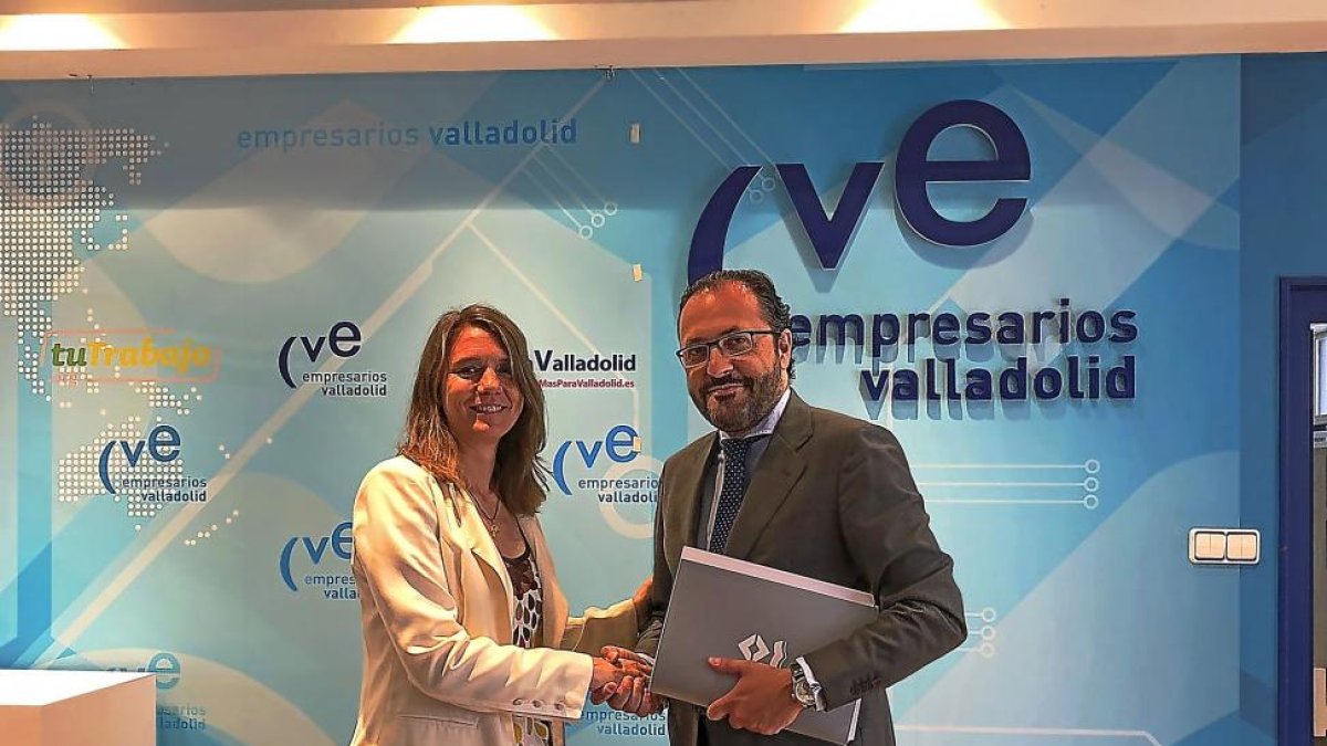 La presidenta de la CVE, Ángela de Miguel y el decano, Javier Garicano.-E.M.