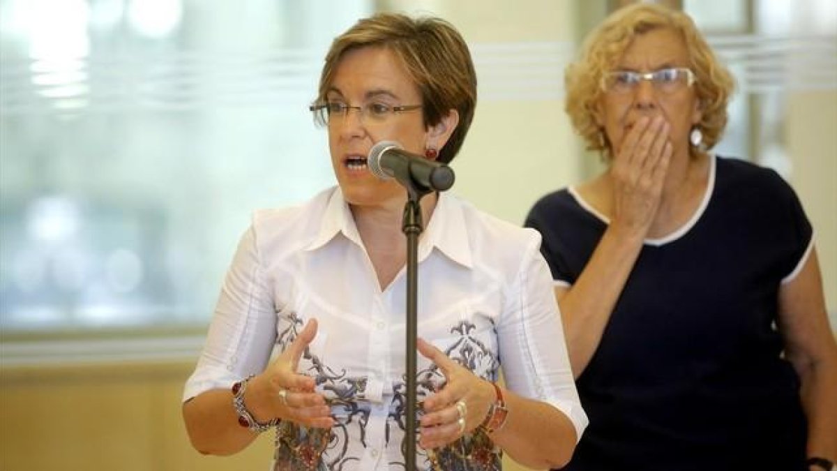La alcaldesa de Madrid, Manuela Carmena, y la nueva portavoz del PSOE en el ayuntamiento, Purificación Causapié, este jueves, 6 de agosto.-JOSE LUIS ROCA