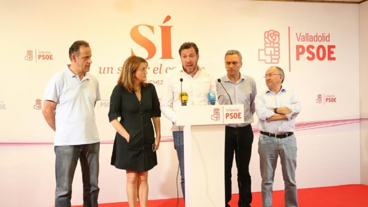 El alcalde de Valladolid, Óscar Puente, junto a su equipo de gobierno comparece después de los resultados.-ICAL
