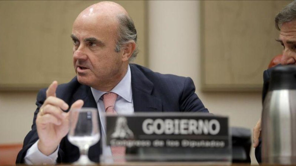 Luis de Guindos ministro de Economía en funciones durante su comparecencia en la Comision de Economía para hablar del 'caso Soria'.-JOSE LUIS ROCA