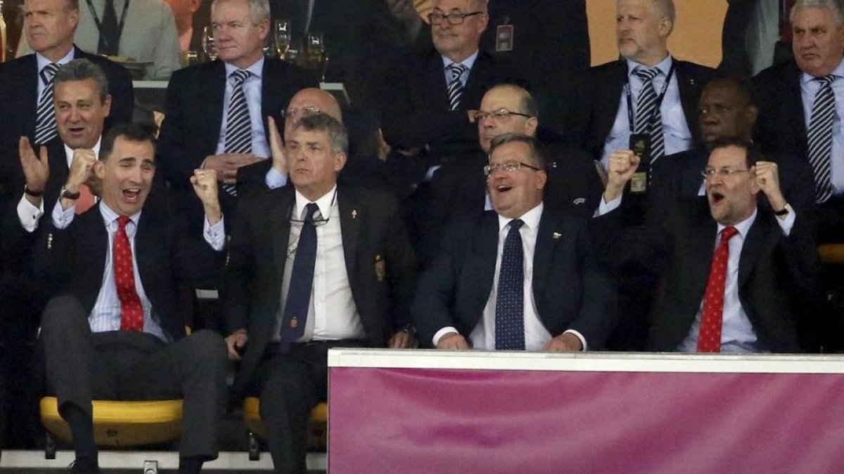 Rajoy celebra un gol-JUAN CARLOS CARDENAS / EFE