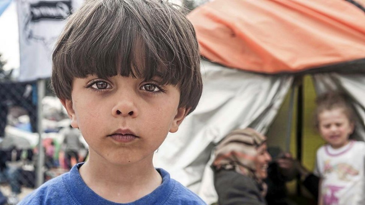 Una de las ilustraciones de la exposición en la que un niño refugiado mira fijmente a la cámara.-EL MUNDO