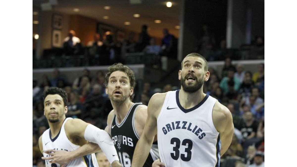 Marc y Pau Gasol, durante el último enfrentamiento nentre los Spurs y los Grizzlies.-/ KAREN PULFER FOCHT (EFE)