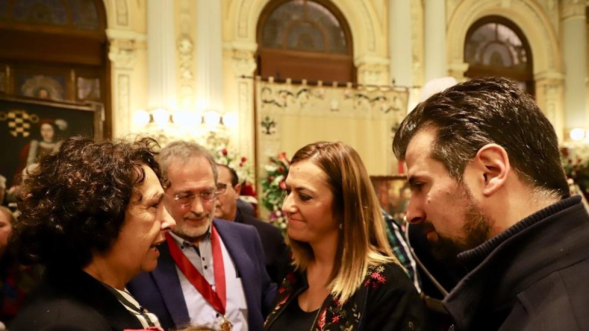 La delegada del Gobierno, Virginia Barcones y el secretario regional del Psoe, Luis Tudanca, dan el pésame a la viuda en la capilla ardiente de Tomás Rodríguez Bolaños en el Ayuntamiento de Valladolid.-ICAL