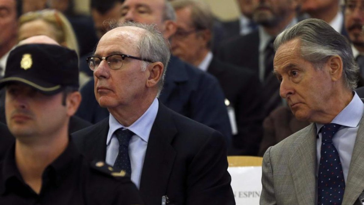 Rato y Blesa, en el banquillo.-CHEMA MOYA / SERGIO BARRENECHEA / AFP