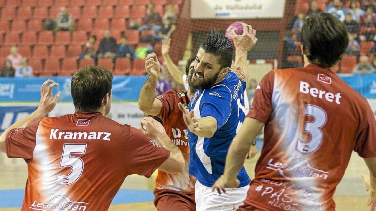 Roberto Pérez se dispone a chutar durante el Atlético-Alcobendas de División de Honor Plata, hace dos años.-M.Á.S.