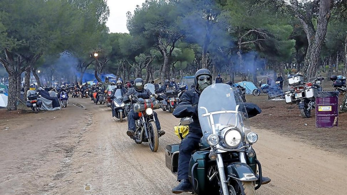 Algunos de los participantes en la concentración al abandonar ayer el campamento de la Hípica Militar.-J. M. LOSTAU
