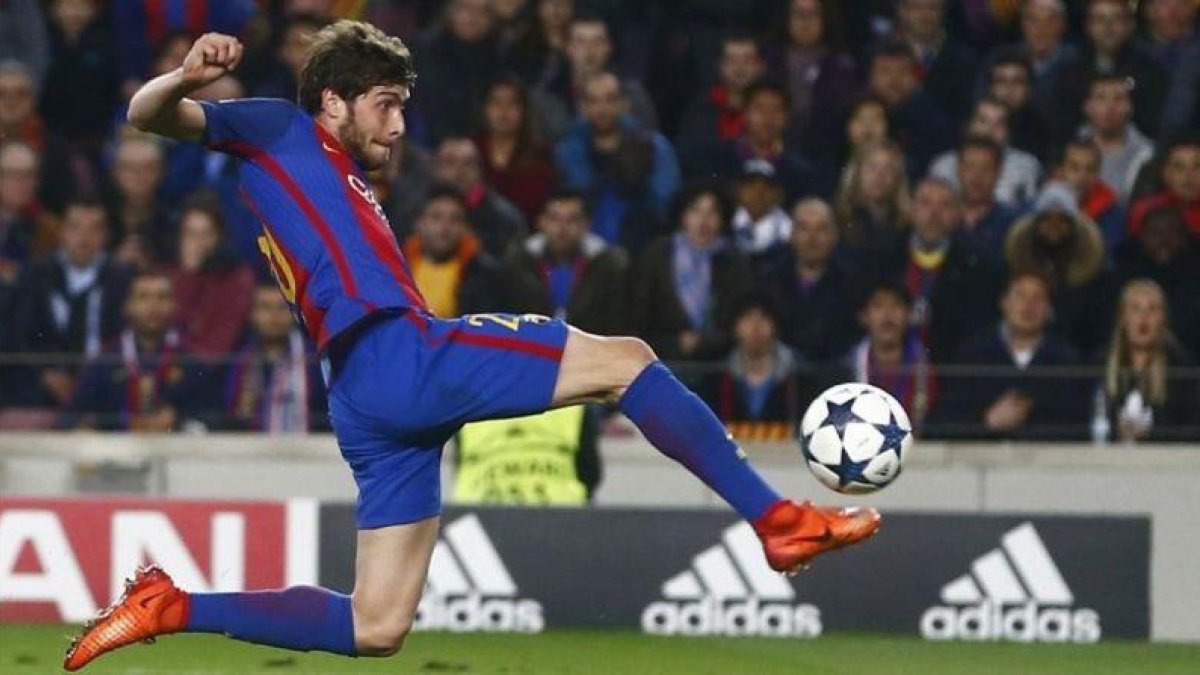Sergi Roberto, en el remate culminó la remontada ante el PSG en el Camp Nou.-EFE / QUIQUE GARCIA