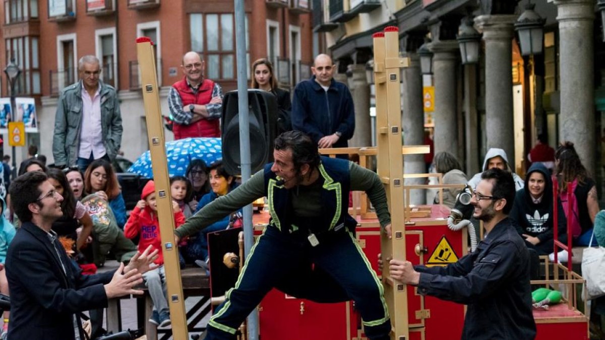 El bombero más excéntrico hizo parada en Fuente Dorada tras ser galardonado con el Premio Nacional de Circo en 2017.-PHOTOGENIC