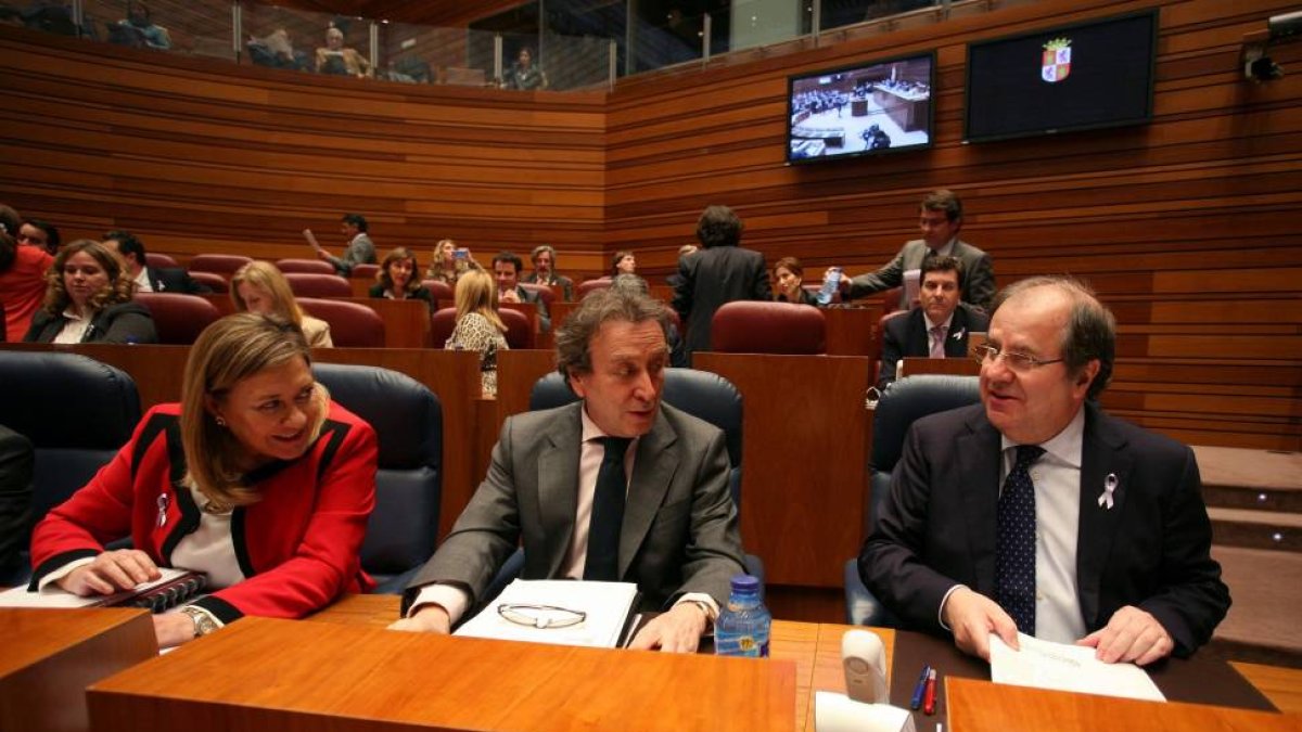 El presidente de la Junta, Juan Vicente Herrera, en el Pleno de las Cortes de Castilla y León, junto a la consejera de Hacienda, Pilar del Olmo y el consejero de la Presidencia, José Antonio de Santiago-Juárez-Ical