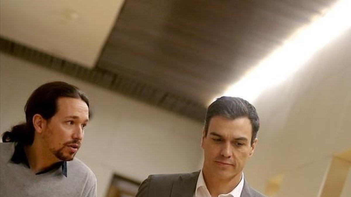 Pablo Iglesias y Pedro Sánchez, durante la reunión que mantuvieron el pasado 5 de febrero.-JOSÉ LUIS ROCA