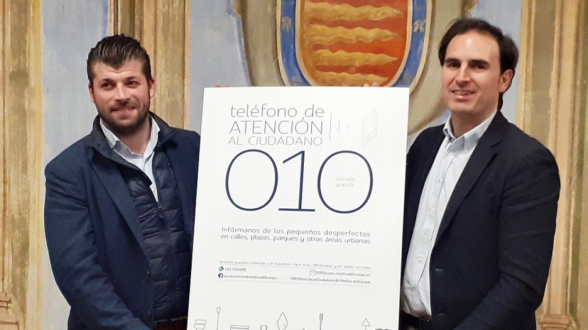 El concejal de Urbanismo y Medio Ambiente, Borja del Barrio y el alcalde de Medina, Guzmán Gómez, ayer. EL MUNDO