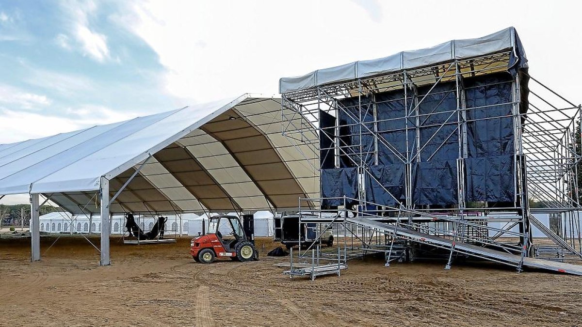 El escenario central ya está montado en las instalaciones de la antigua Hípica Militar.-J.M. LOSTAU