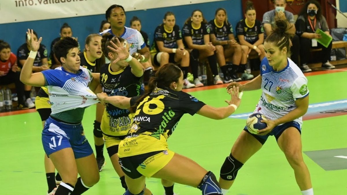 Elena Cuadrado dirige el ataque ante Guardés. V. G.
