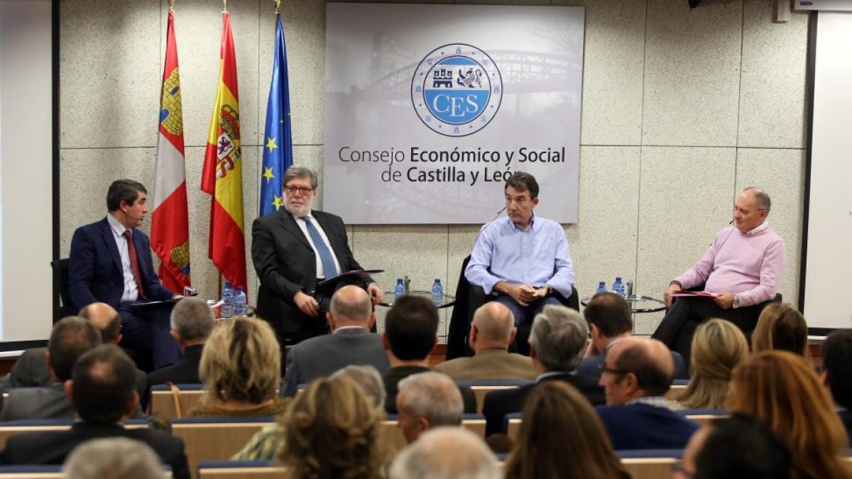 El presidente de Cecale, Santiago Aparicio (2I), y los secretarios de CCOO y UGT, Ángel Hernández y Faustino Temprano (D), asisten a la Jornada 'Oportunidades y retos de Castilla y León'. Junto a ellos, el director de Diario de Valladolid, Pablo Lago (I).-ICAL