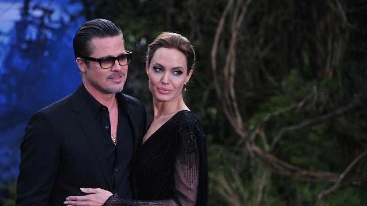 Brad Pitt y Angelina Jolie posando en la presentación de la película 'Maléfica.-AFP / CARL COURT