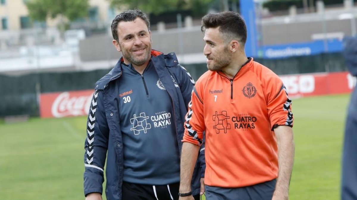 Sergio habla con Gianniotas tras el entrenamiento del lunes.-J.M.LOSTAU