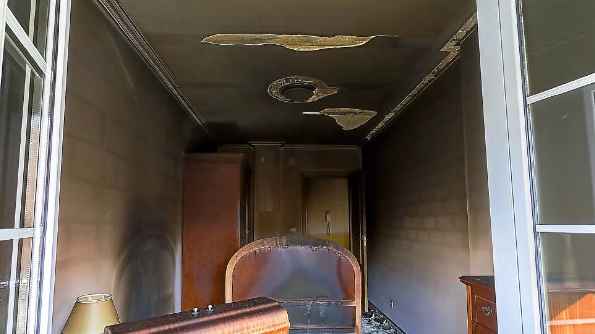 Estado en el que quedó ayer el dormitorio donde se quemó un colchón con el resultado de una víctima mortal.-PABLO REQUEJO