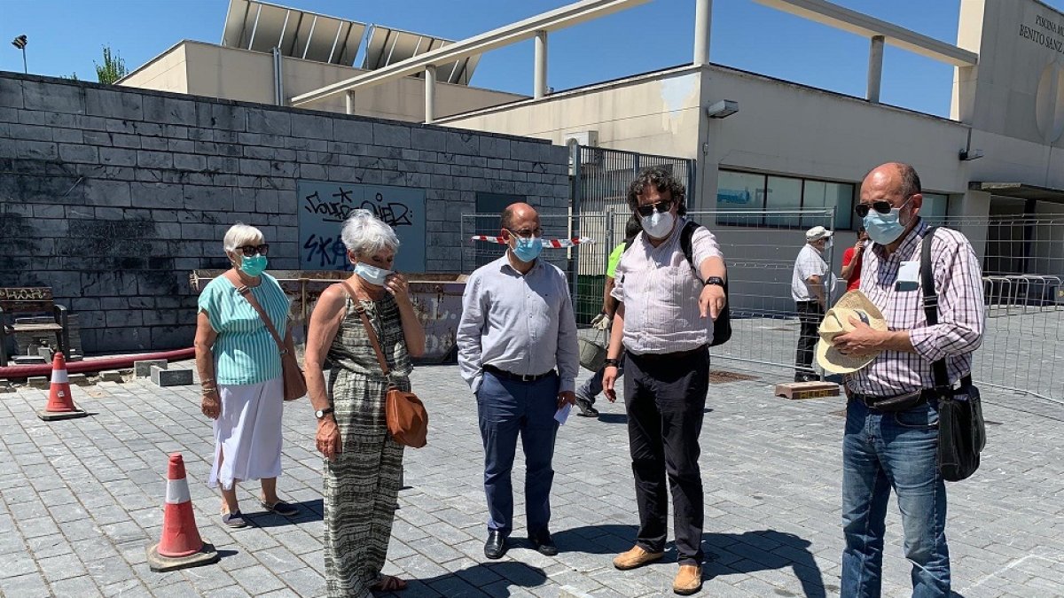 La comitiva municipal visita los trabajos de instalación detrás del LAVA. - AYUNTAMIENTO DE VALLADOLID