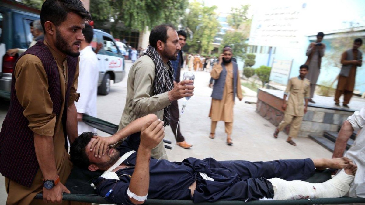 Un hombre porta en camilla a un herido tras un ataque suicida en un acto de campana para las elecciones parlamentarias del proximo 20 de octubre en la provincia de Nangarhar  en Jalalabad  Afganistan   EFE  Ghulamullah Habibi-