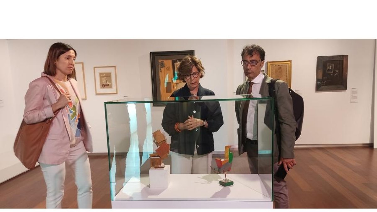 María Bolaños y Miguel González contemplan dos ‘divertimentos’ de Esteban Vicente en el MNE. | E.M.