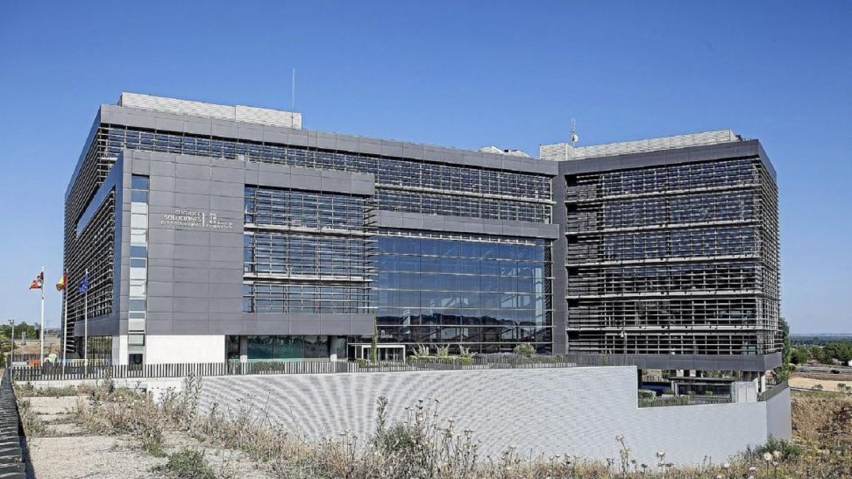 Edificio de la Consejería de Economía en Arroyo, conocido como la Perla Negra.-PABLO REQUEJO