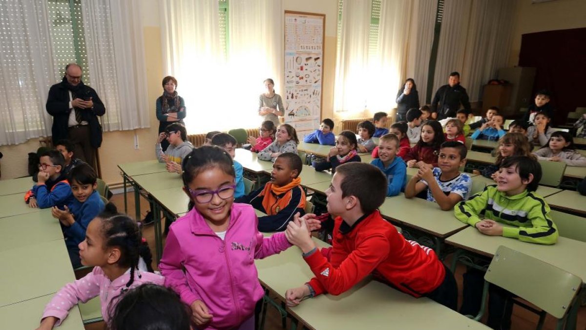 La ganadora del premio del concurso escolar de la Fundación Laboral de la Construcción, Leslie Valeria Arrayaza, recibe la felicitación de sus compañeros-ICAL