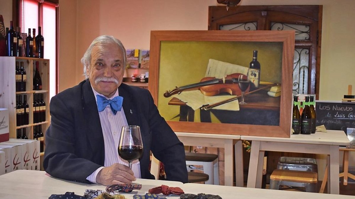 Juan Antonio Fernández, sentado en la sala de visitas de la bodega Liberalia, con su colección de pajaritas.-