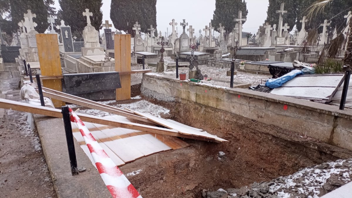 Comienzos de la exhumación de la tercera fosa común en el Cementerio del Carmen de Valladolid, cuyos trabajos de investigación durarán dos meses. JULIO DEL OLMO