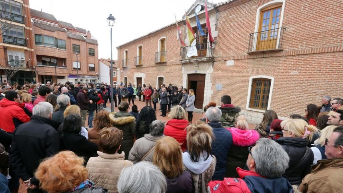 Decenas de personas participan en un minuto de silencio en memoria de la joven Irene Baladrón fallecida el sábado en un accidente en la Playa de las Catedrales (Lugo)-ICAL