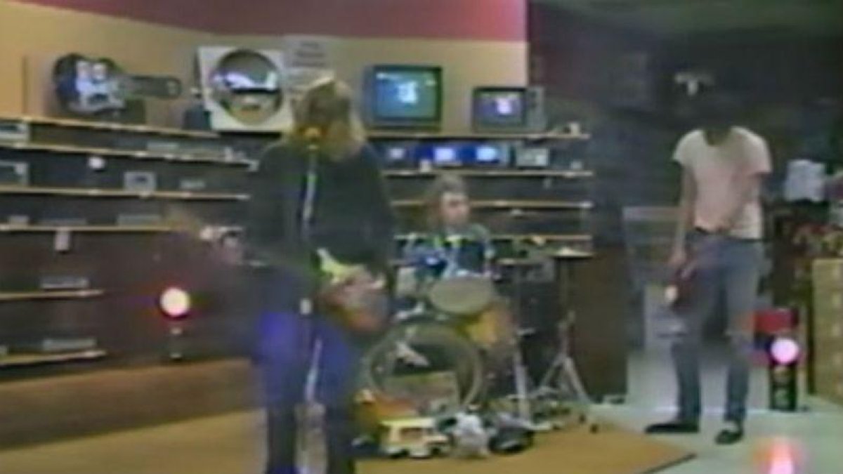 Concierto de Nirvana en una tienda de electrodomésticos.-YOUTUBE