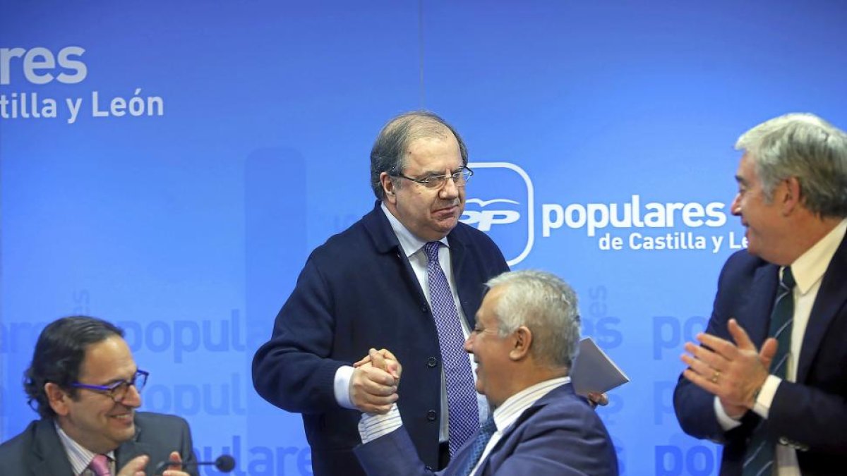Luis Aznar, Juan Vicente Herrera, Javier Arenas y José Manuel Barreiro ayer en el acto del Grupo Territorial del Senado en la sede del PP.-ICAL