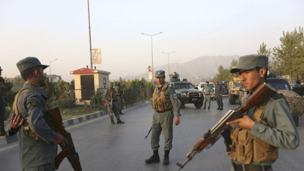 Agentes de las fuerzas de seguridad afganas, este jueves, tras el ataque en la Universidad Americana de Kabul.-AP / RAHMAT GUL